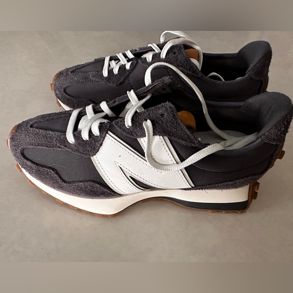 New Balance 327 Sneakers - Sz 8.5 Women’s in “Magnet Gum” gray